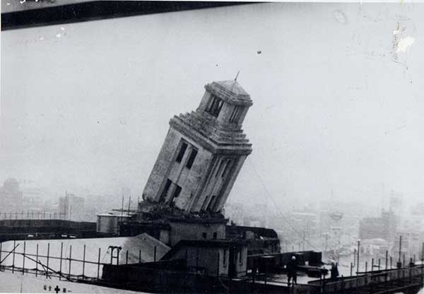 解体中の旧市庁舎サイレン塔