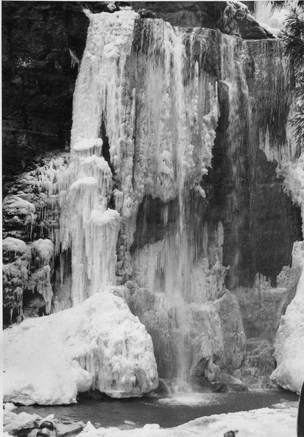 寒波で凍りついた三居沢不動の滝