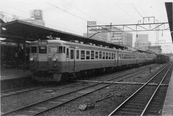 19-1-36 仙台駅停車中の急行列車

