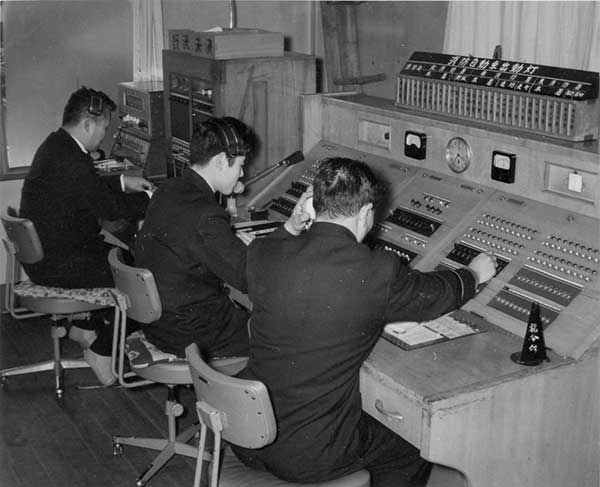 指令室の超短波無線機