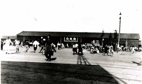 3-2-90 バラック建ての仙台駅（昭21.9）※米軍撮影
